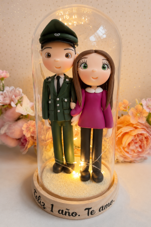 Cúpula uniformado y pareja de vestimenta normal o profesión