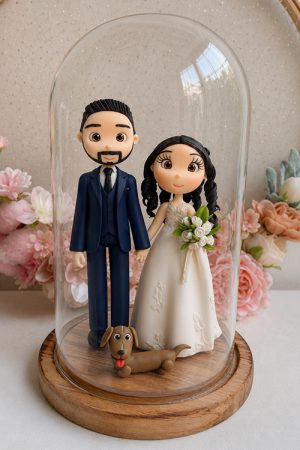 Pareja novios pequeños más cúpula para guardar novios